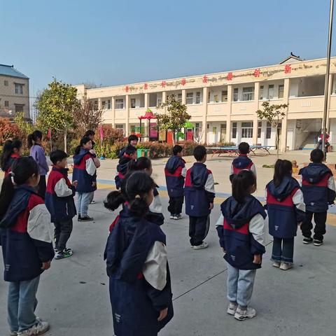 《缅怀先烈，清明祭扫》主题郑寨小学4月1日升旗仪式！