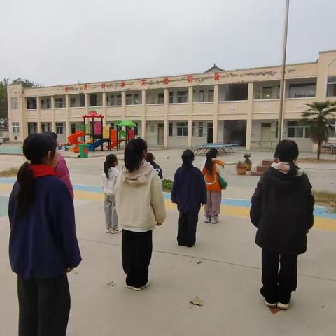 李原乡郑寨小学11月11日升旗仪式