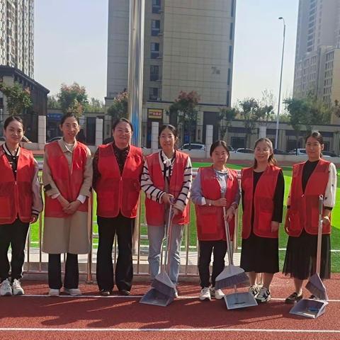 洁净操场展新颜，排查隐患保平安——德开小学十月份党员志愿者活动