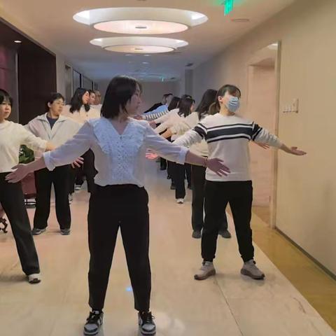 财会部组织健身气功八段锦 学练展演主题工会活动