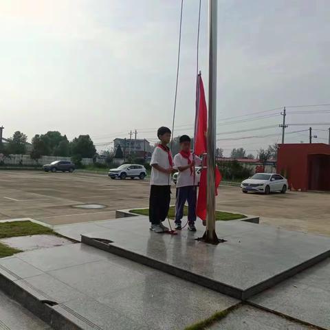 我校举行“养成良好的学习习惯”主题升旗仪式