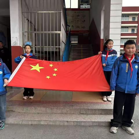 缅怀革命先烈，传承红色基因———洛阳市子美学校小营分校升旗仪式
