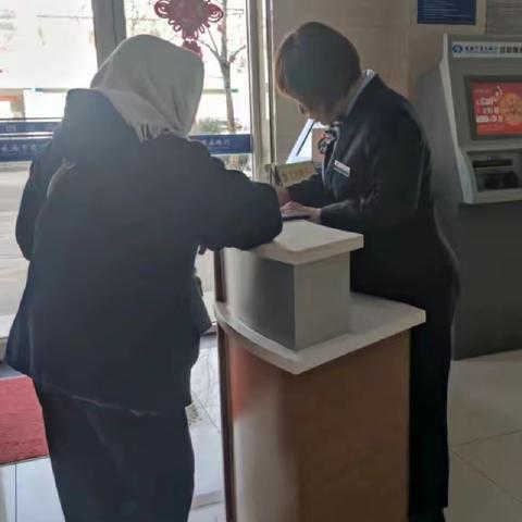 荣成宁津支行开展“拒收现金专项整治”宣传活动