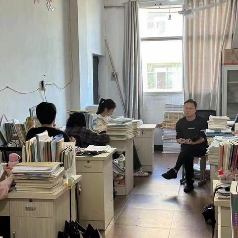 高一年级教师召开沟通交流会