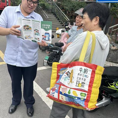 江苏银行宿迁城中支行开展“对拒收现金行为说不”的宣传活动