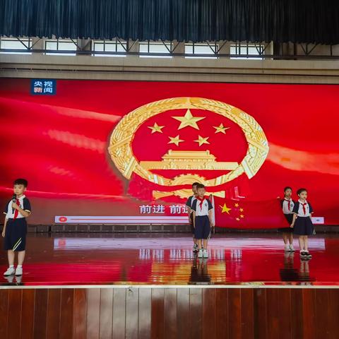 国旗下成长，阳光中启航 ——任伯年小学208班升旗仪式