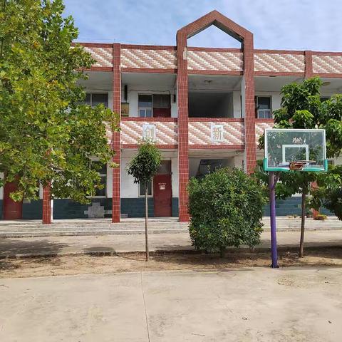 满“新”欢喜 “净”待归来——罗王小学秋季开学前大扫除