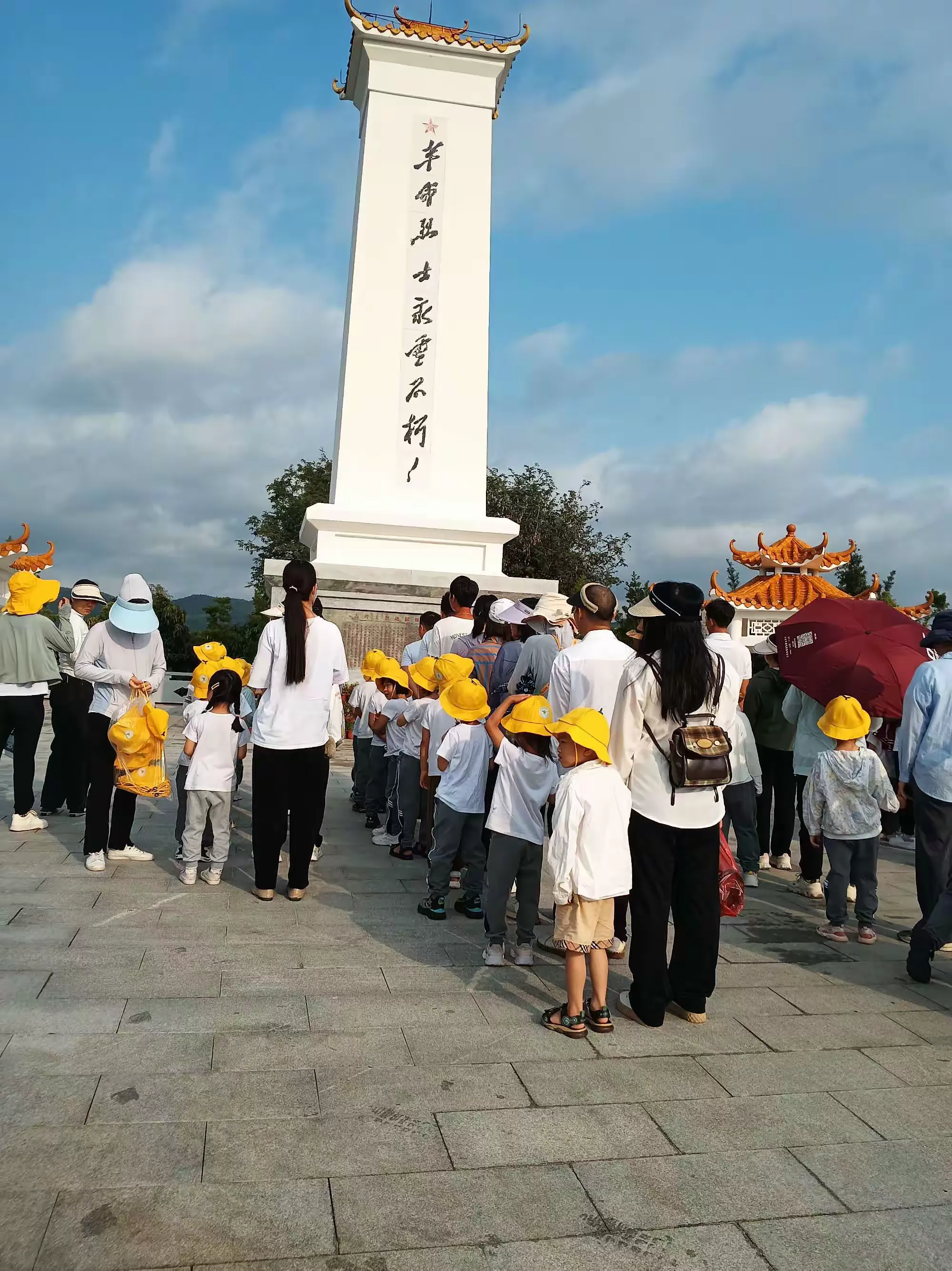 祭扫烈士陵园 缅怀革命先烈