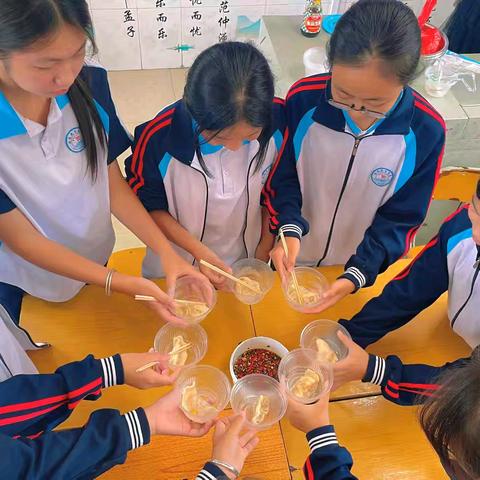 饺香浓浓 劳动光荣——中山市大涌旗风学校八年级“家长进课堂”活动