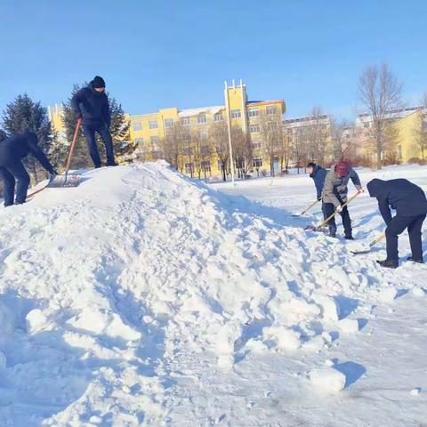 美术学科教师共创雪雕，欢乐雪中行