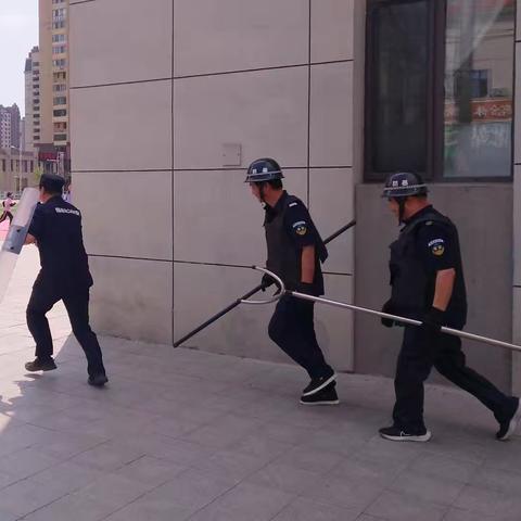 反恐演练不松懈 未雨绸缪保平安--顺城区第二实验小学举行“反恐防暴”演练活动