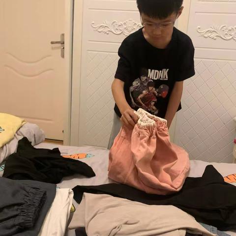 【星•劳动】一项技能养成㉑｜劳动提技能，实践促成长——和平小学第四小学“叠衣服”劳动技能活动