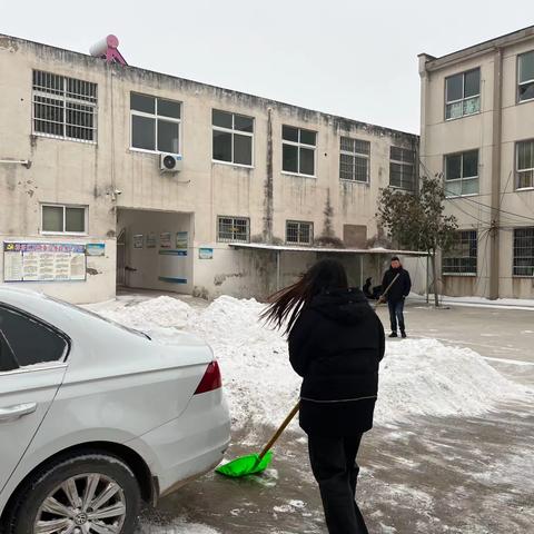 万隆乡：瑞雪满乡村，扫雪护平安