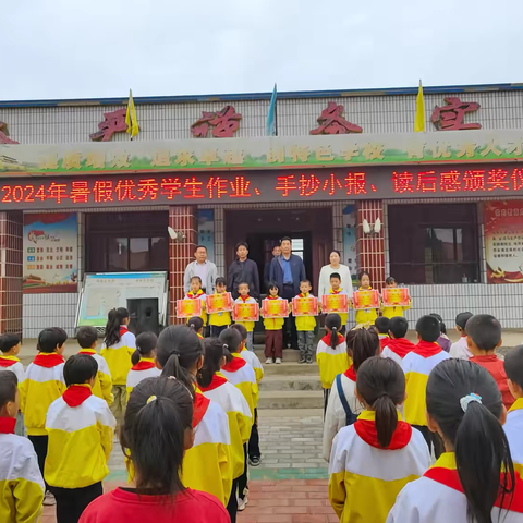 作业展评亮风采  快乐分享树榜样 ——新河完全小学开展优秀学生作业、手抄小报、读后感评选表彰活动