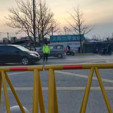 交警坚守学校门前，守护师生出行安全
