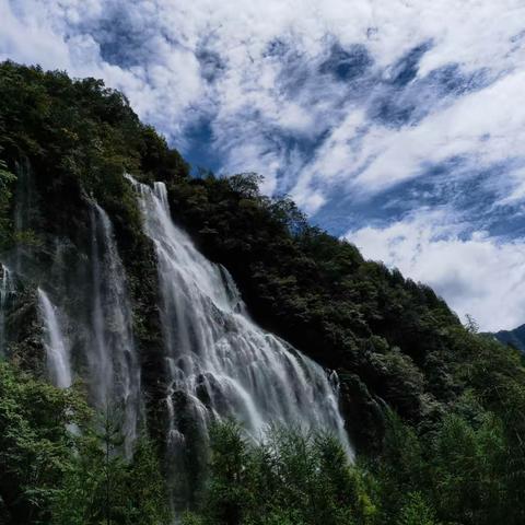 瓦屋山仙女湖燕远村瀑布风景