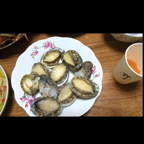 2024年6月3日表弟、弟妹开车送我们到天津，石家庄的朋友也带着美食来到天津相聚，热情好客的天津朋友为我们准备了美味海鲜和亲手泡制的果酒，盛情款待我们，真是令人心情激动，深情厚谊，让我们难以忘怀！