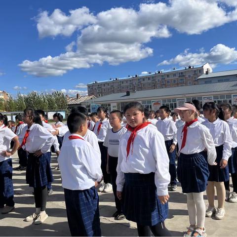 兴源镇小学组织学生参观西村村史馆红色教育基地