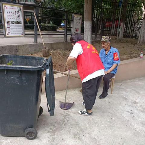 东尚社区秦医医生养老服务站“志愿者东尚小区种植除草活动”