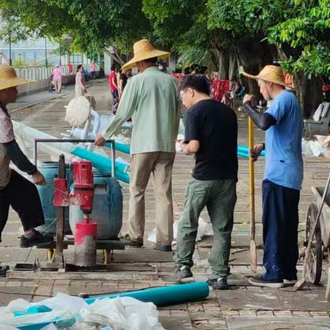 “家门口锻炼场地更多了”—丽江居委对辖区内百事佳江边增设健身路径开展监工指导工作