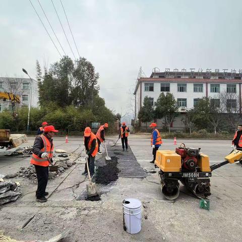 西乡公路段“治愈“路面病害  守护公路安全