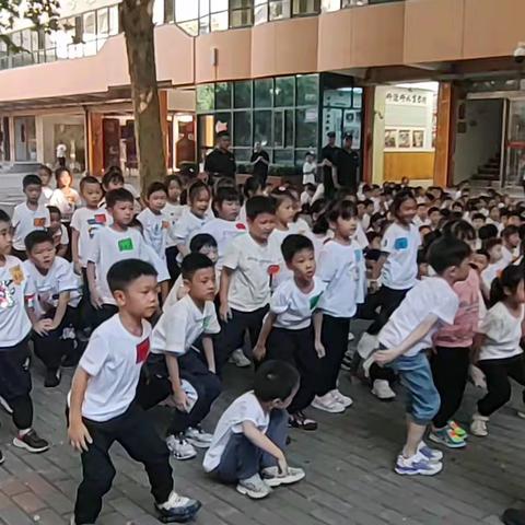 心系国防强国有我——伊河路小学一年级11班军训