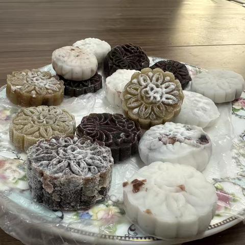 煤矿街道新开街社区开展“巧手做月饼 团圆迎中秋”活动