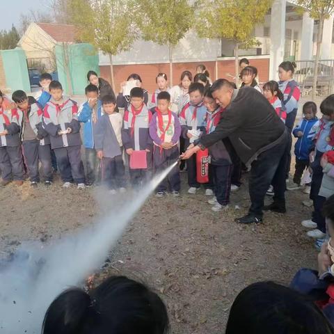 【前花园小学】演练为防范 与安全同行——前花园小学防火防震疏散演练纪实