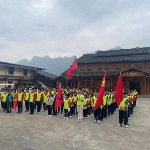 逐劳动之光，扬时代风帆——天峨县中学2205、2207班开展户外劳动实践活动