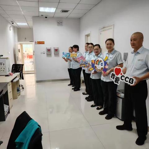 建行蓝里的笑容！青檀路支行员工节创意打卡