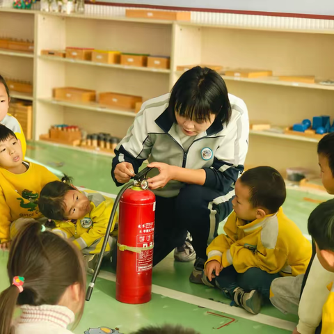 消防演练，防患未“燃”----保山市蓝天幼儿园消防演练