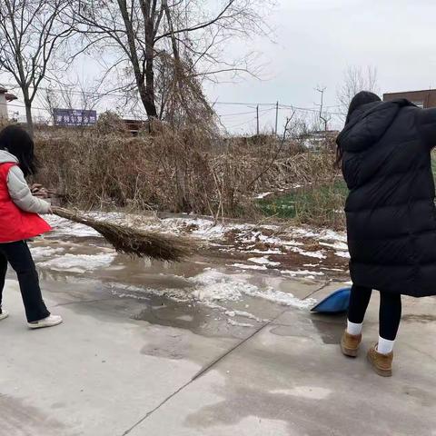 冬日暖阳志愿行，清扫积雪暖人心￼￼