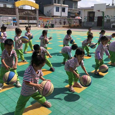 勐遮六一幼儿园曼根分园小班篮球《篮球无极限》