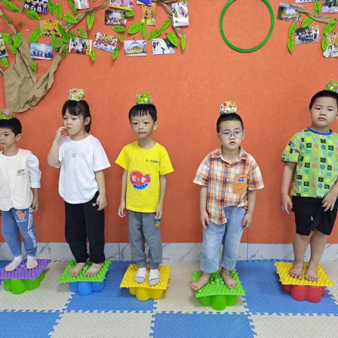 集体感统课堂风采 上课老师：杨老师 上课学生：韦宇恒 秦梓维 田瑞航 吴思辰 吕籽桐 上课内容：集体感统之万象组合