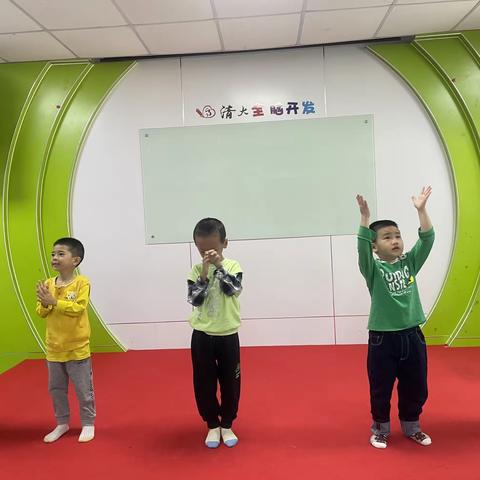 本周音乐律动和集体感统课堂风采 上课老师：杨老师 上课学生：吴思辰＋吕籽桐+王瀚棠＋韦宇恒+秦梓维+田瑞航+范卫国 上课内容：舞蹈（加油鸭+太阳眯眯笑+小花朵+竹兜欢乐跳）+万象组合