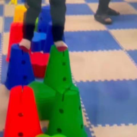 感统课堂风采 上课老师：杨老师 上课学生：吕籽桐 上课内容：动作计划+前庭刺激+指令感及行为塑造+情景对话