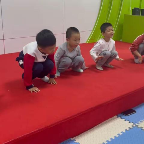 本周音乐律动和集体感统 上课时间：10月30日～11月3日 上课老师：杨老师 上课学生：吴思辰 吕籽桐 田瑞航 韦宇恒 黄紫惠 王瀚棠 范卫国 上课内容：听动协调+常规训练