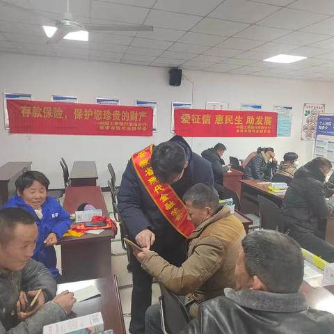 工行淮南分行“学雷锋日”开展“存保十周年 幸福稳向前”主题宣传活动
