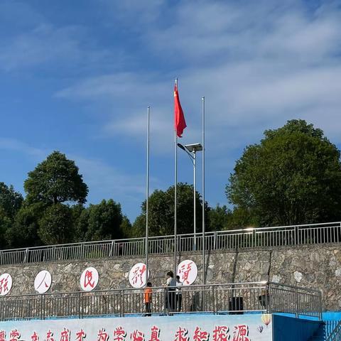 邓元泰镇中学第三周升旗仪式暨国旗下的讲话——感恩教师，铭记师恩