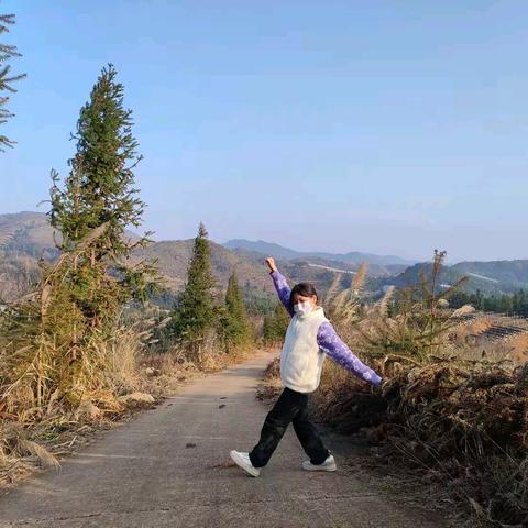 横山中学家庭教育好榜样 ﻿以爱为舟，以责为帆 ﻿——记七（2）班钟诺熙家长