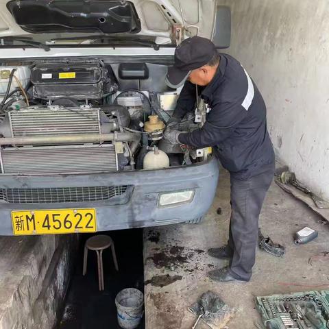 《平凡铸就非凡：致敬靳忻委》