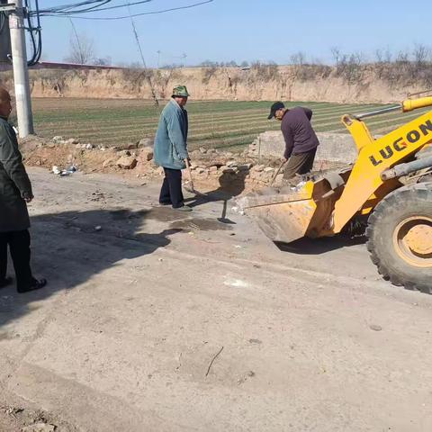 伦掌镇开展人居环境“周五清洁行动”