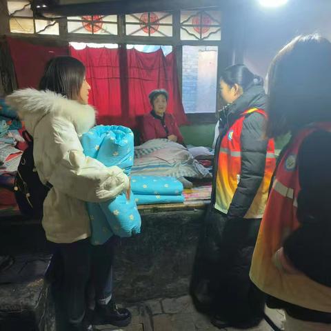 宁武县鼓楼社区网格员孙秀娟为困难人群送去冬日温暖