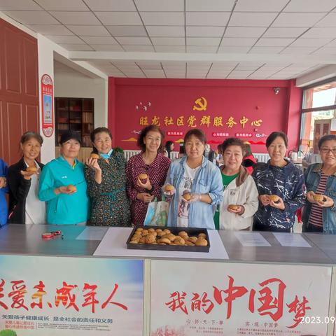 旺龙社区举办“月圆饼香享团圆，民族团结迎中秋”“我们的节日”包月饼活动