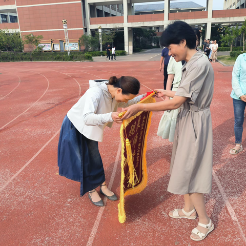 教师倾心育桃李，家长感恩送锦旗——徐州市城北中学学生家长给老师送锦旗