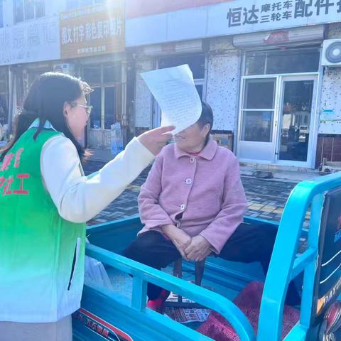 “烟火气”里送服务--寨里镇社工站开展大集市上宣传活动