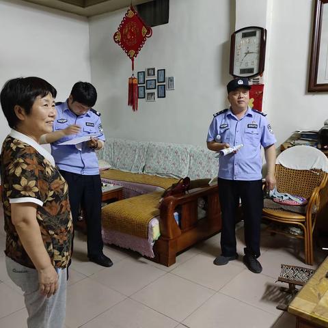 张山东村志愿者协助派出所民警来我村宣传反诈骗宣传活动