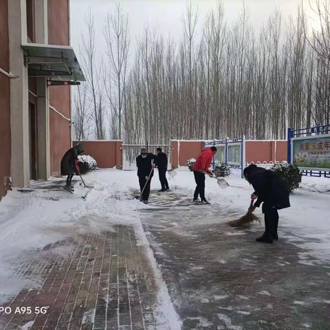 教师齐扫雪 安全暖人心——宿安乡刘寨小学全体教师扫雪纪实