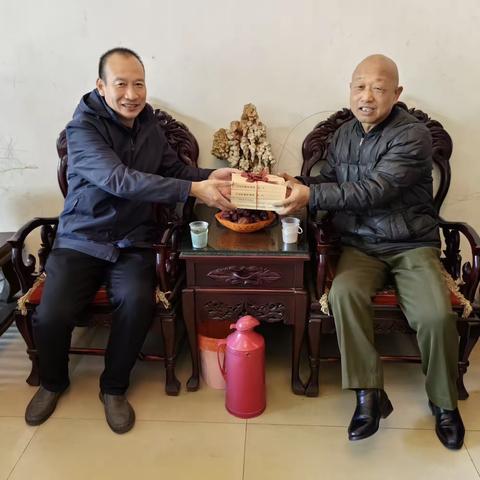 国网赞皇县供电公司组织开展退休职工“送学上门聚党心”活动