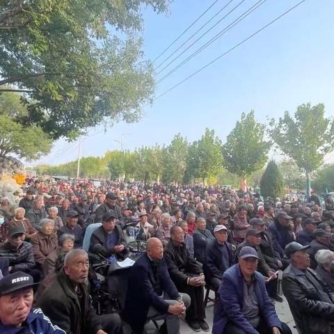 国网赞皇县供电公司组织退休职工观看丝弦演出